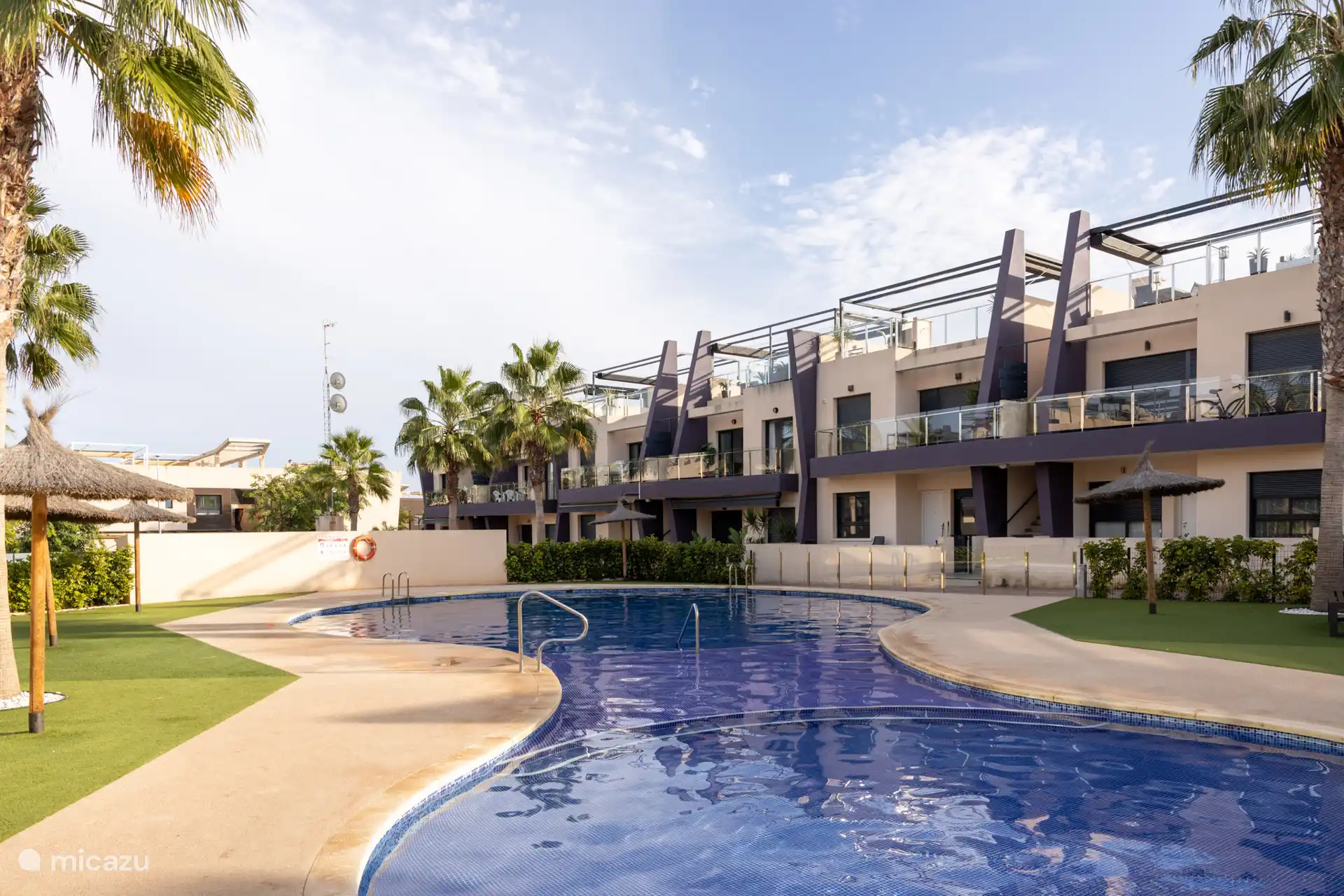 La gran piscina, con piscina para neumáticos