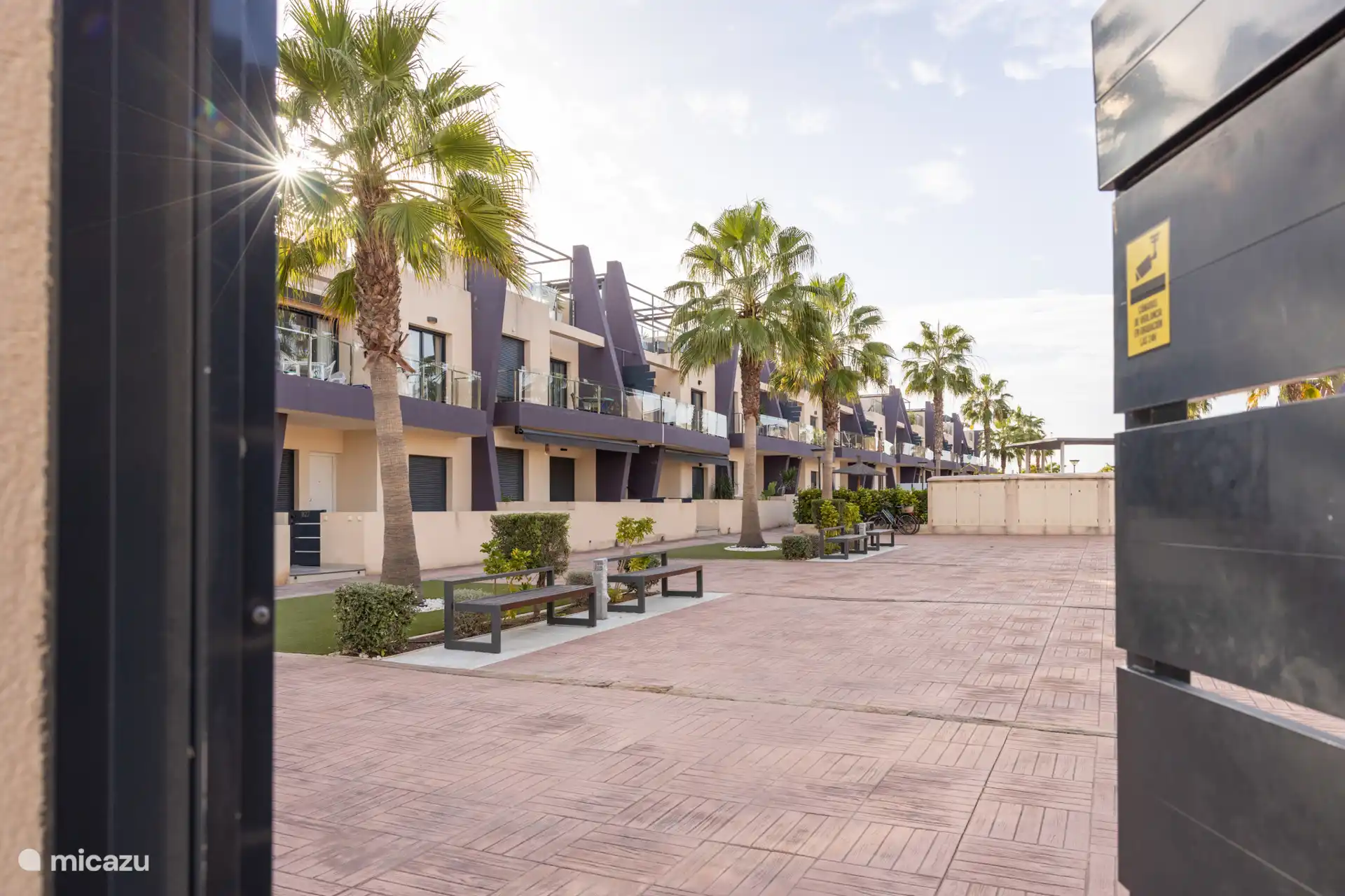 La entrada al resort. Equipada con seguridad.