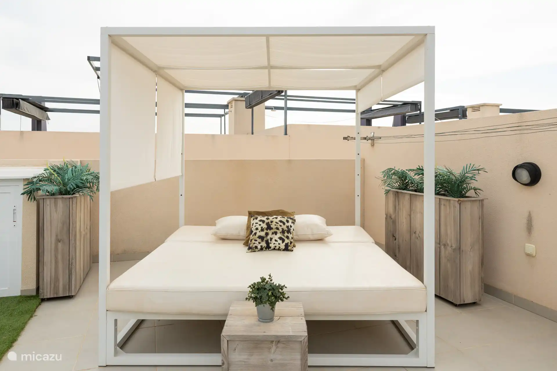 Cama lounge en la terraza de la azotea. Se puede usar con o sin paraguas