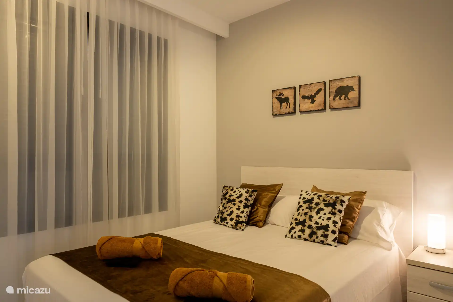 Habitación de invitados a la luz de la tarde