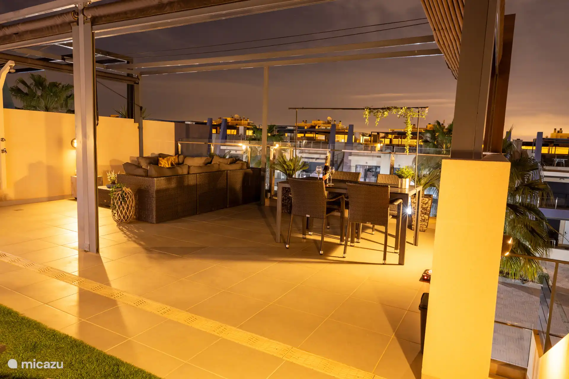 Mesa de comedor y salón situados en la terraza de la azotea