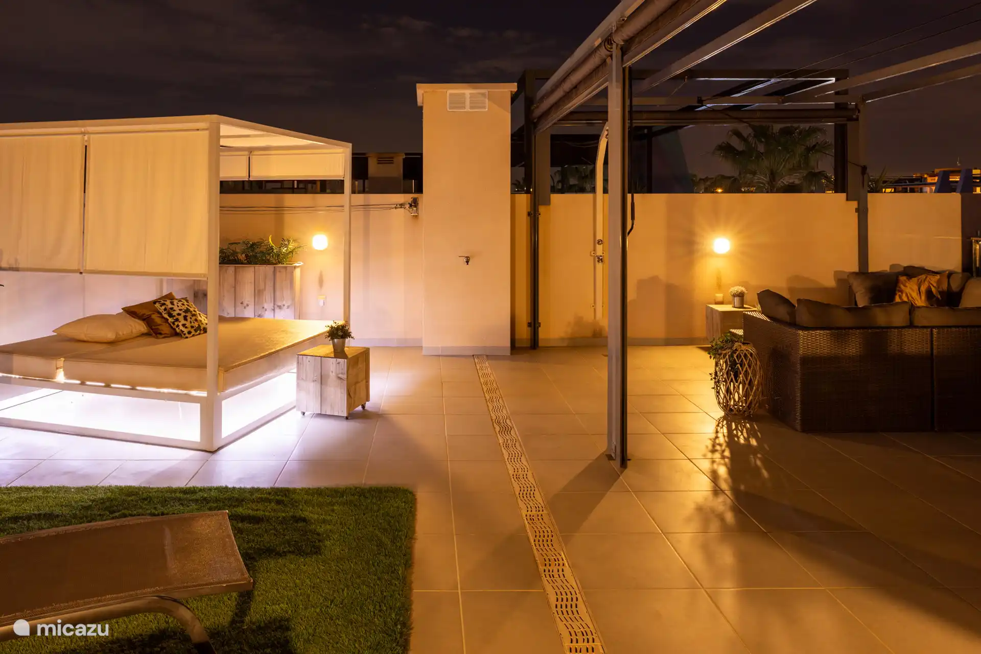 También equipado con ducha exterior y grifo