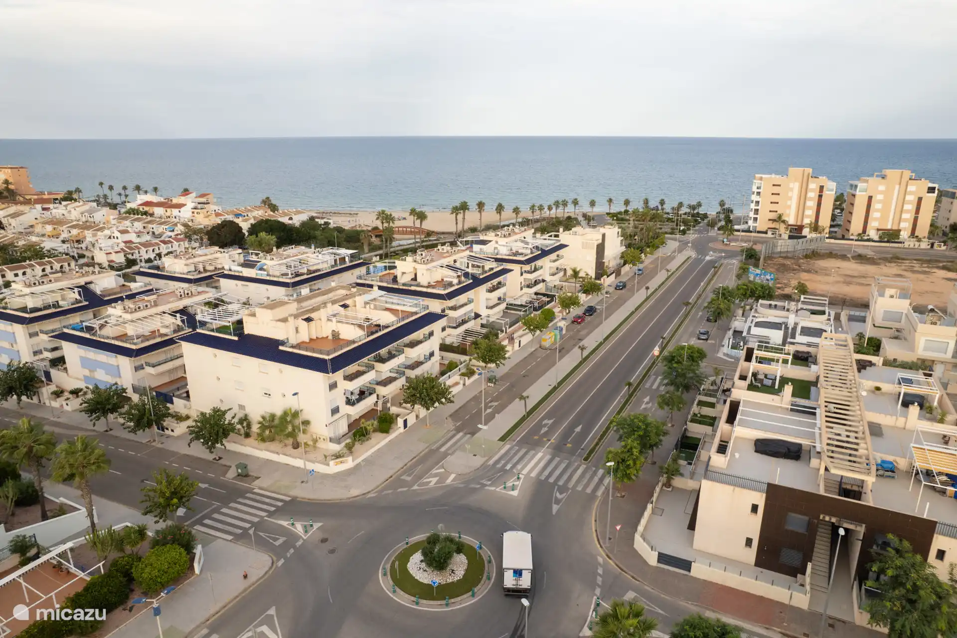 A poca distancia a pie del mar y del pueblo de Mil Pameras 