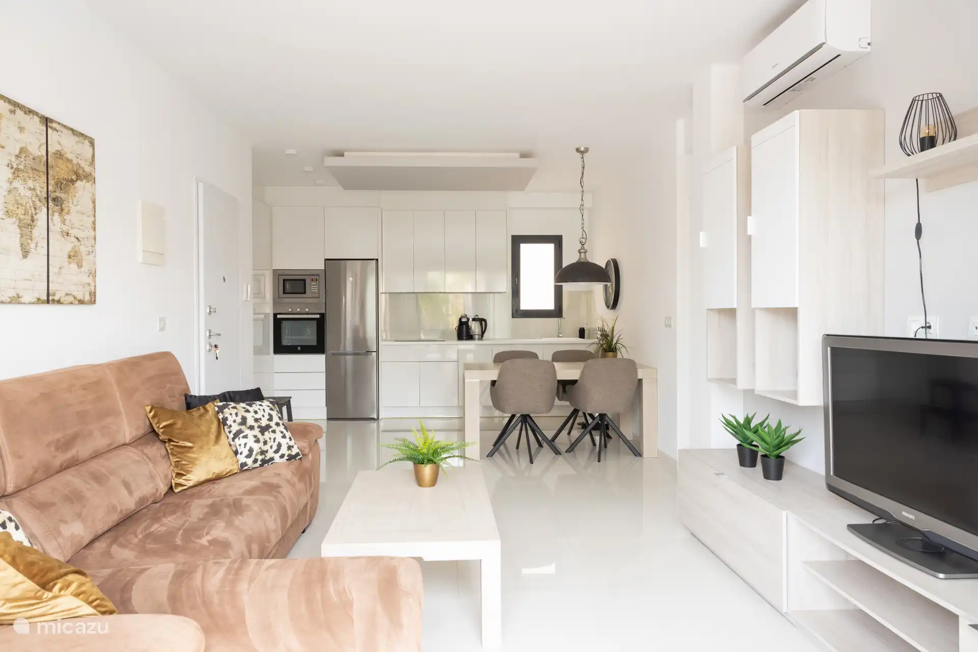 Salón y cocina vistos desde la terraza inferior