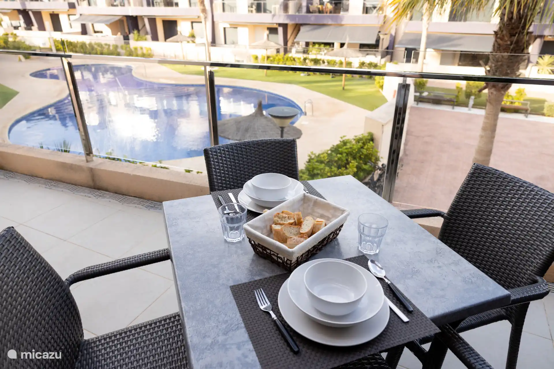 Siéntate o come en la terraza de abajo