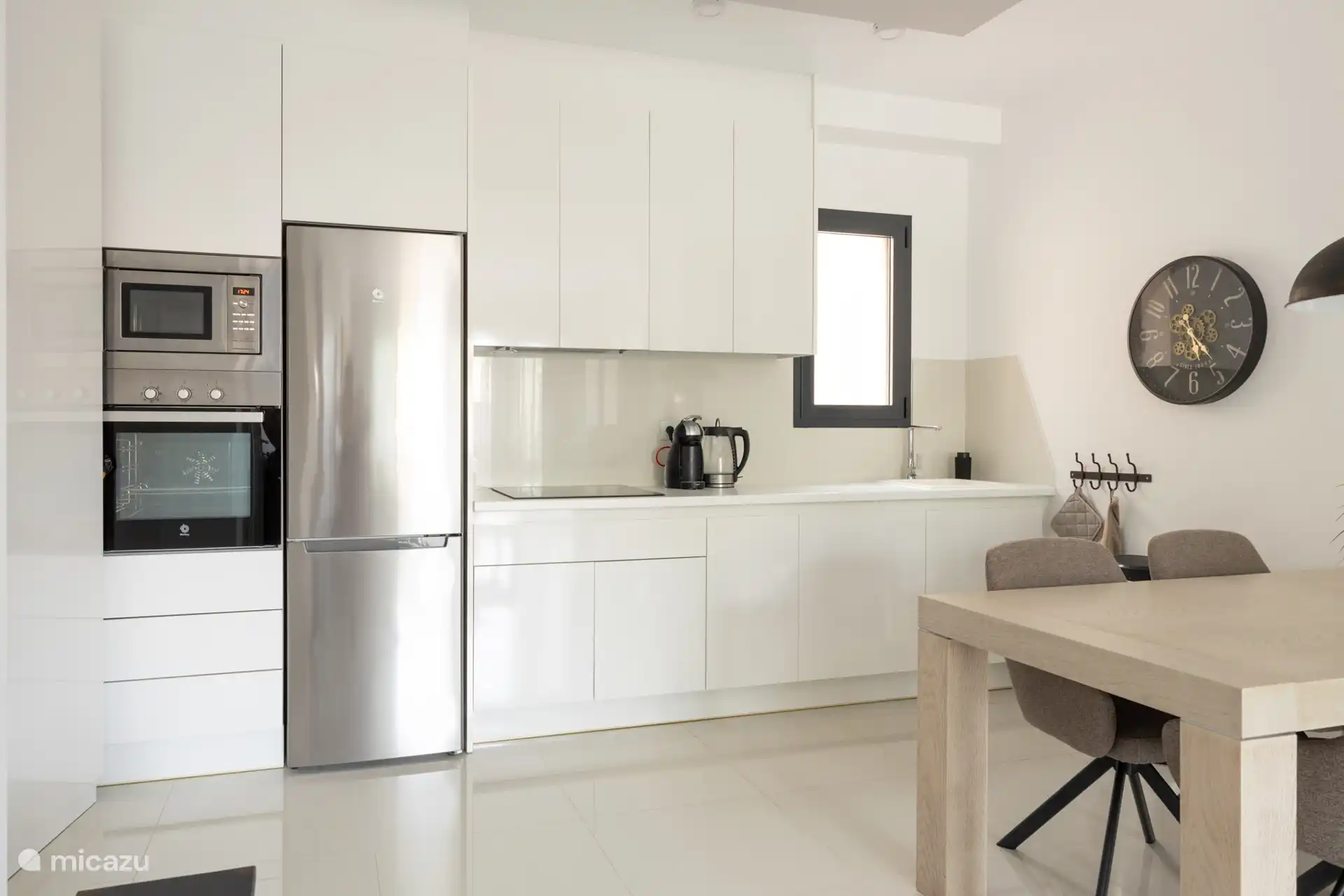 Parte de la cocina con todas las comodidades