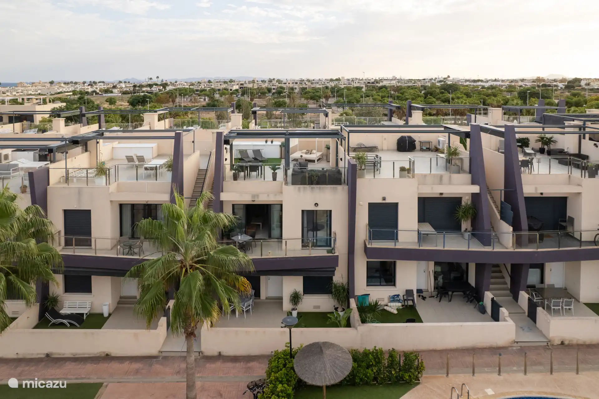 Las dos plantas superiores pertenecen al apartamento.