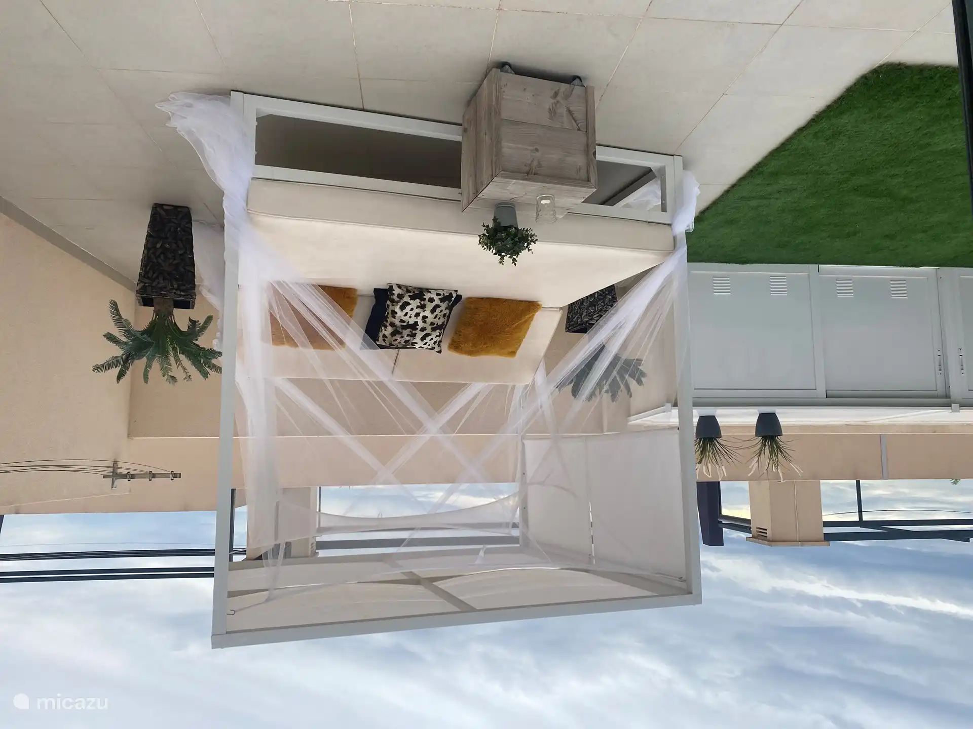 Lujosa cama lounge con iluminación nocturna debajo