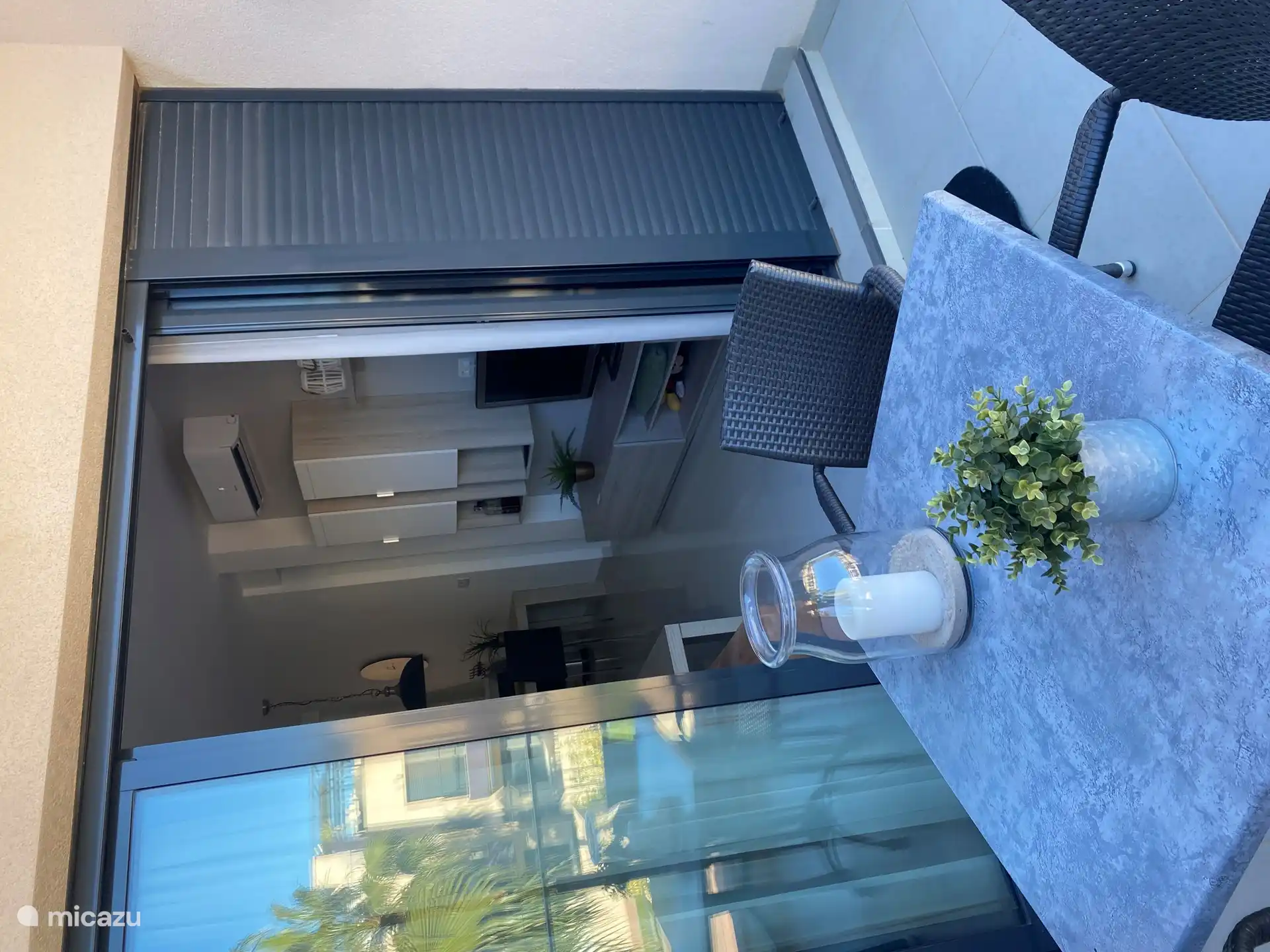 Mirando desde la terraza de la planta baja en la sala de estar