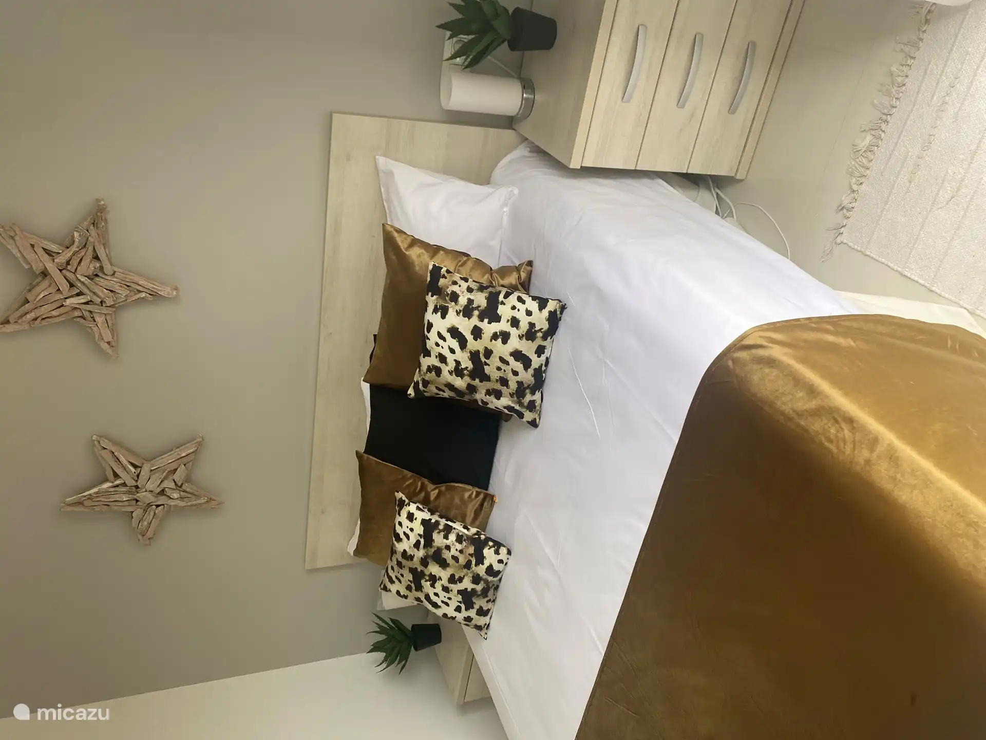 Dormitorio principal con mesitas de noche y amplio armario