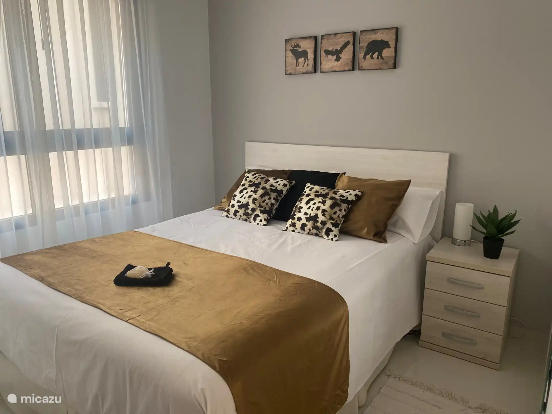 Segundo dormitorio con mesita de noche y gran armario