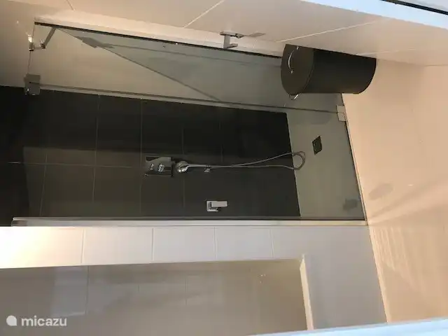 Ducha muy espaciosa en el baño