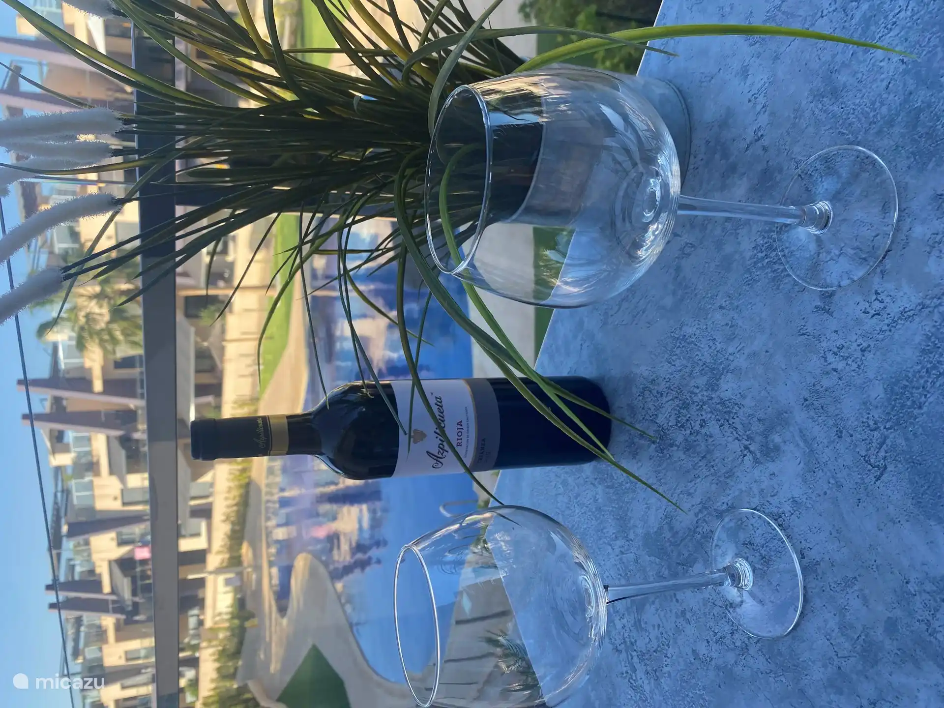 En su propia terraza, y sin embargo junto a la piscina