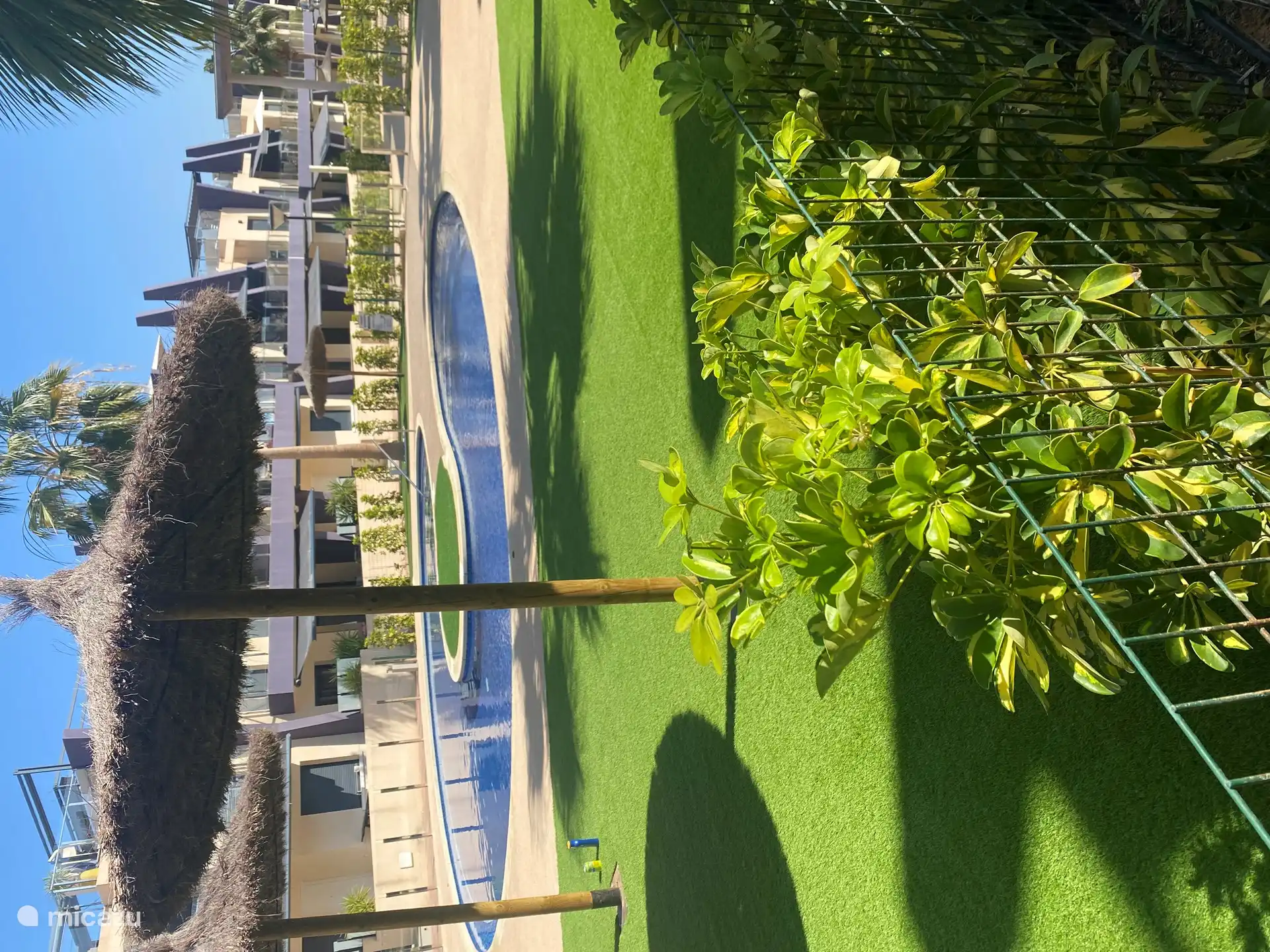 Piscina con jacuzzi incorporado 