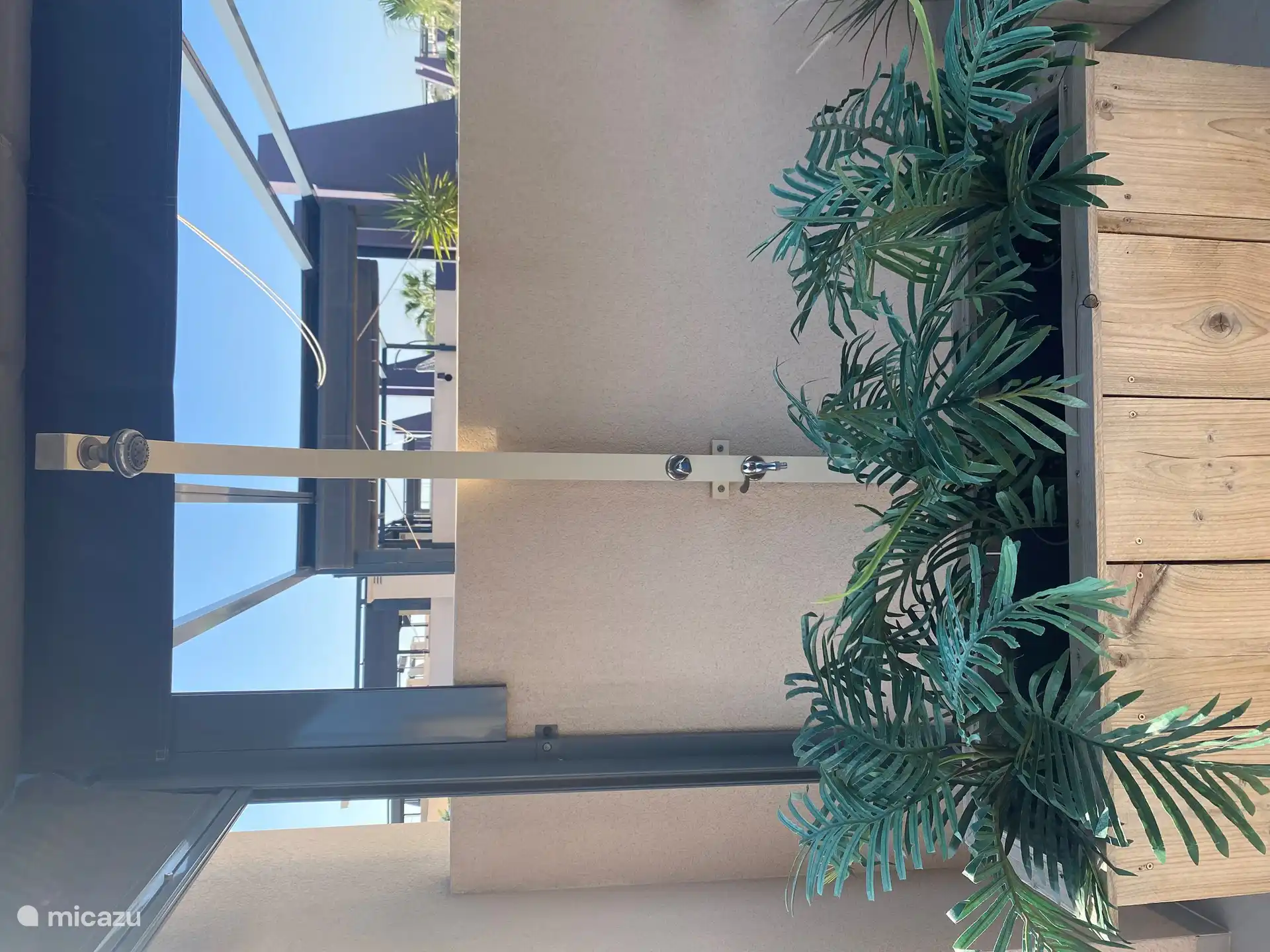 Ducha exterior en la azotea