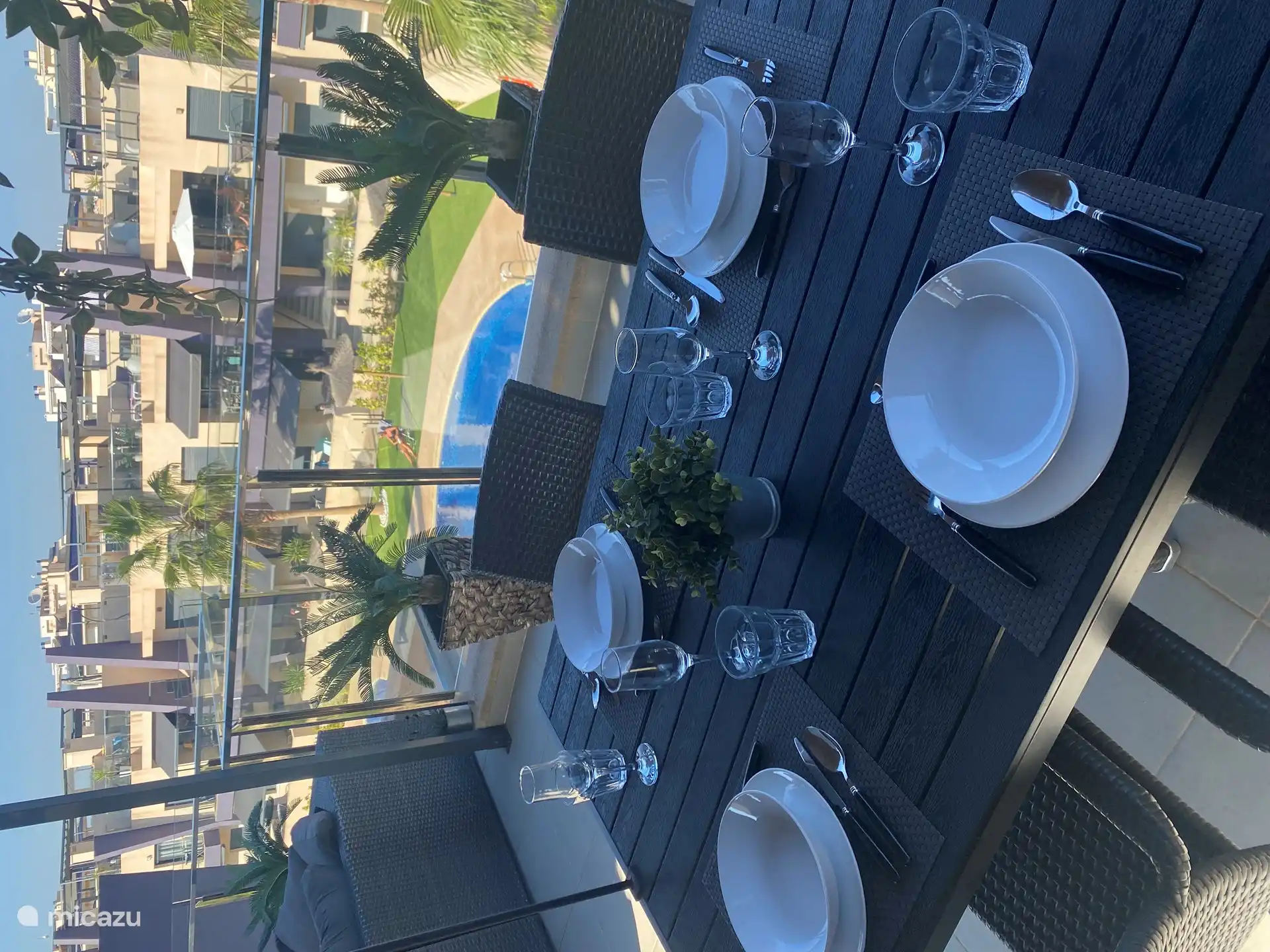 Delicioso comedor en la terraza de la azotea con una hermosa vista