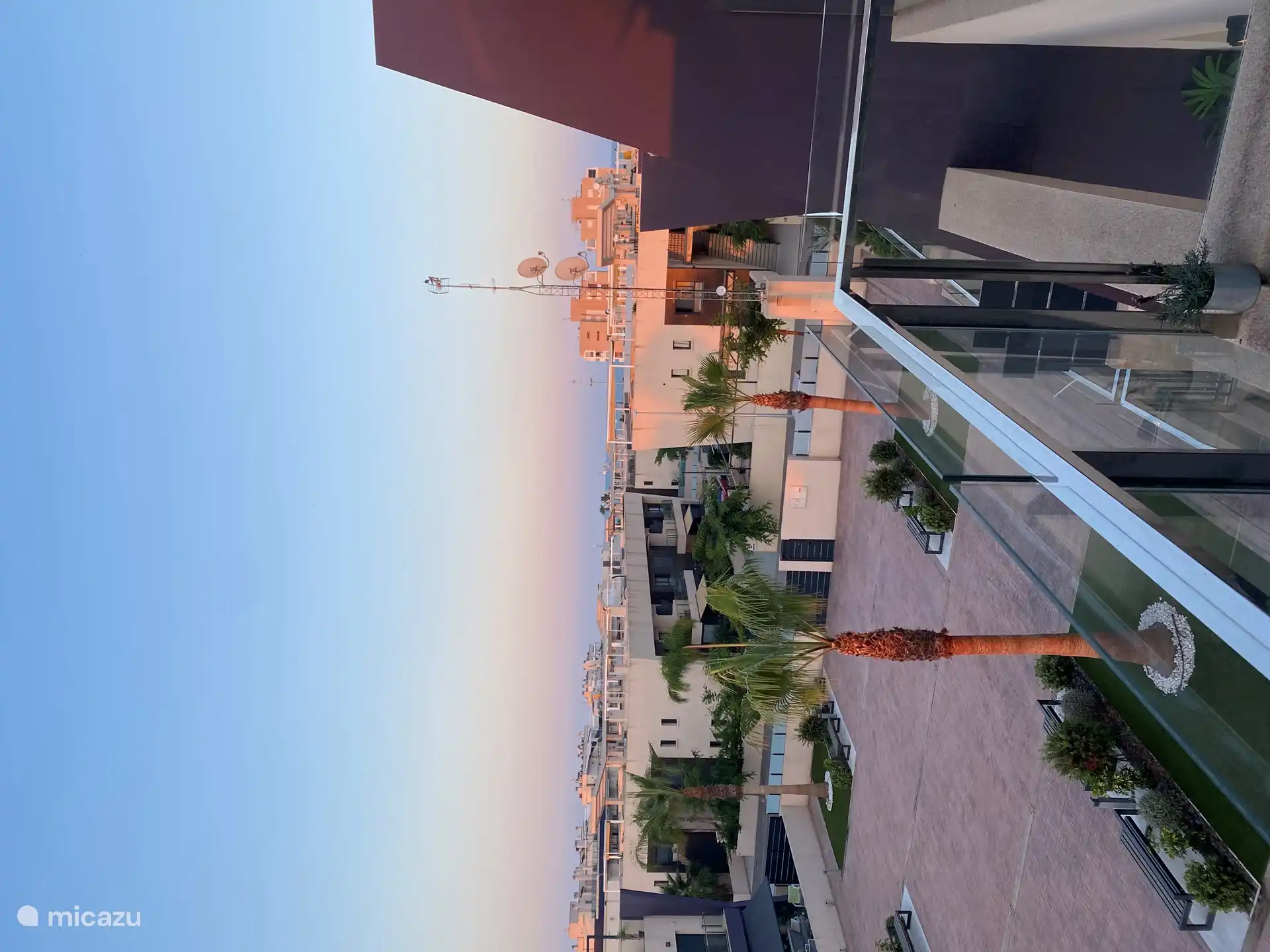 Desde la terraza de la azotea se puede ver y escuchar el mar