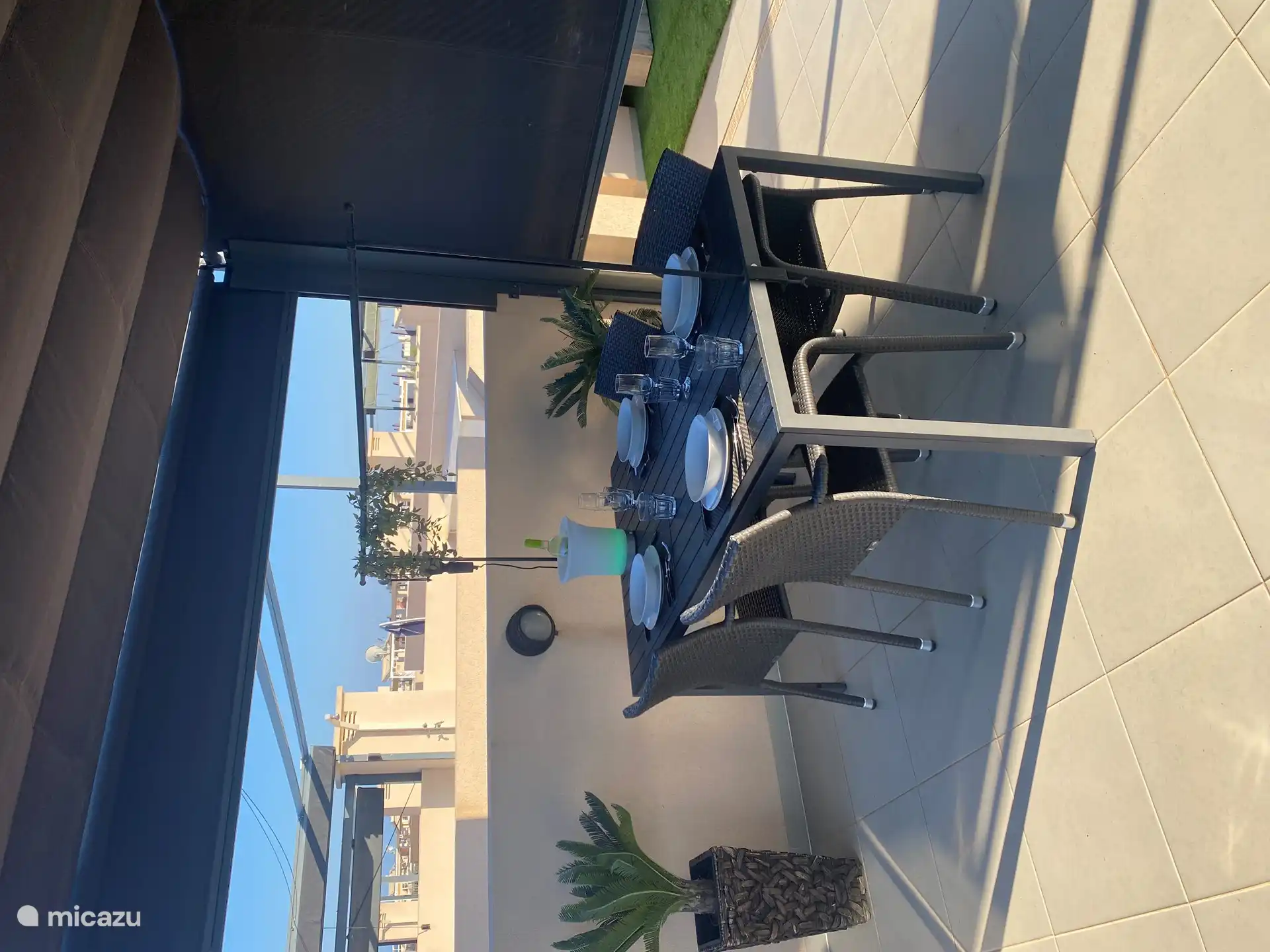 Demasiado sol o viento en la terraza de la azotea. No hay problema, se puede cerrar por completo mediante pantallas.