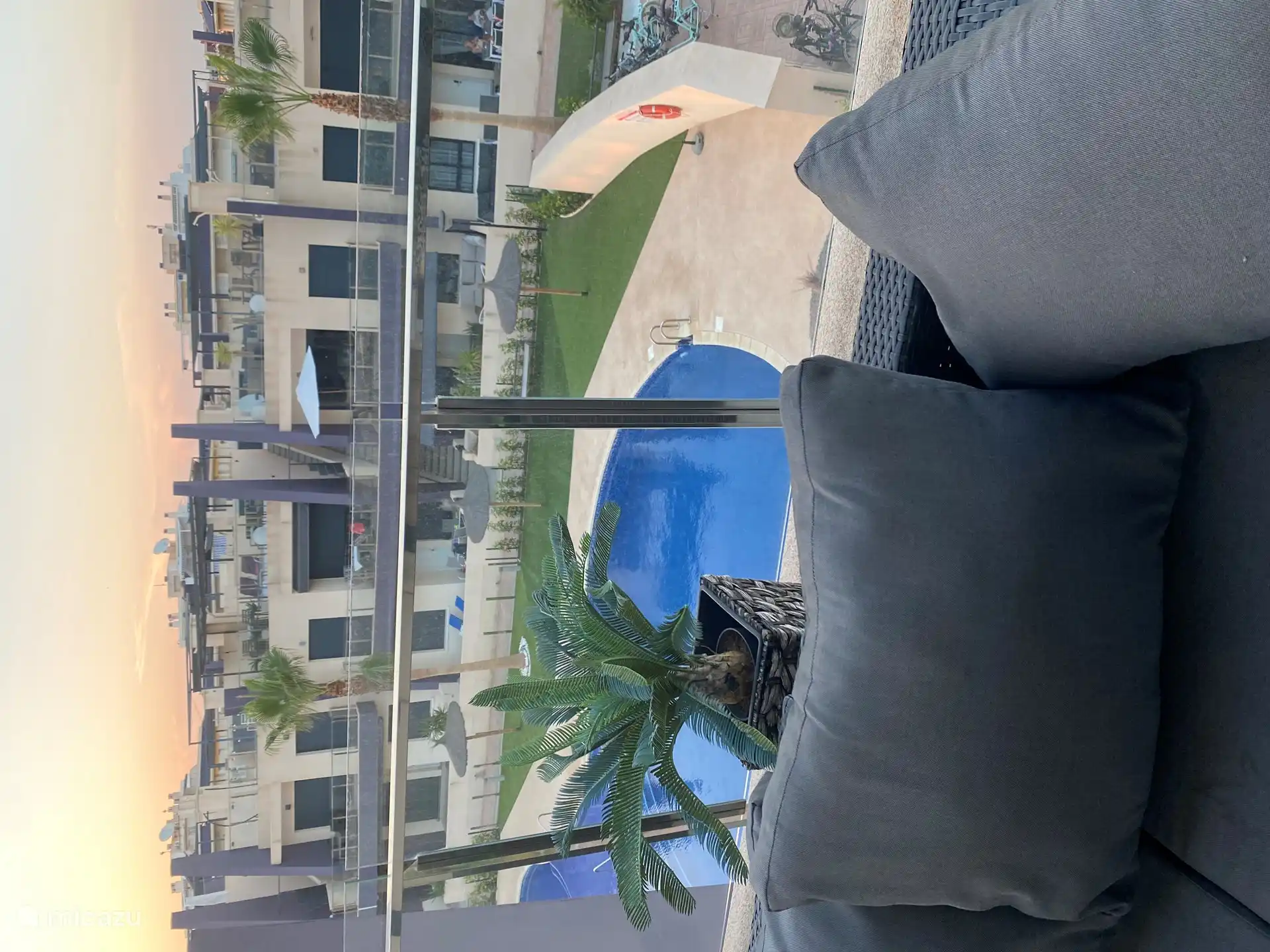 Vista superior de la piscina desde la terraza de la azotea 