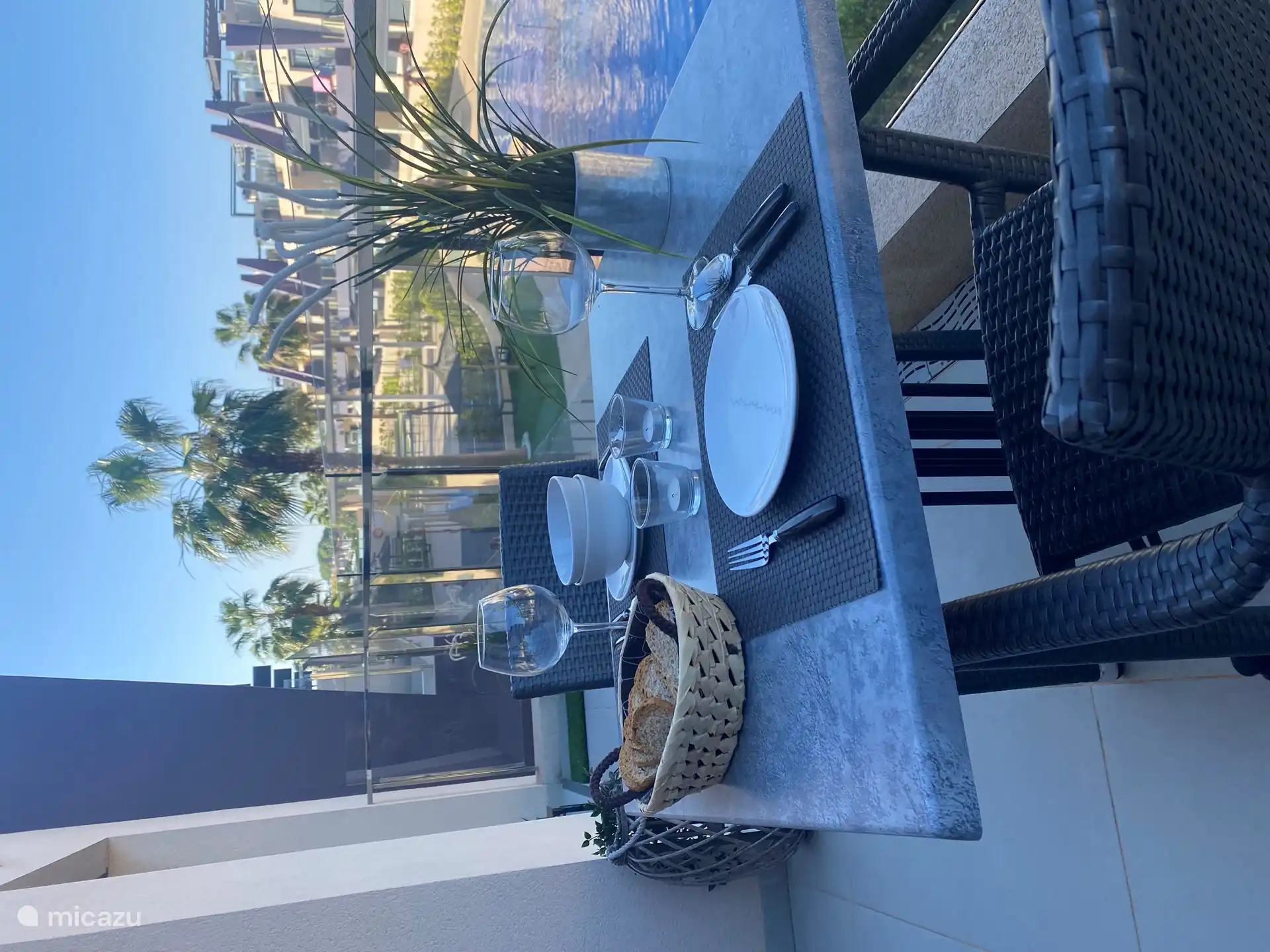 Comedor con vista a la piscina