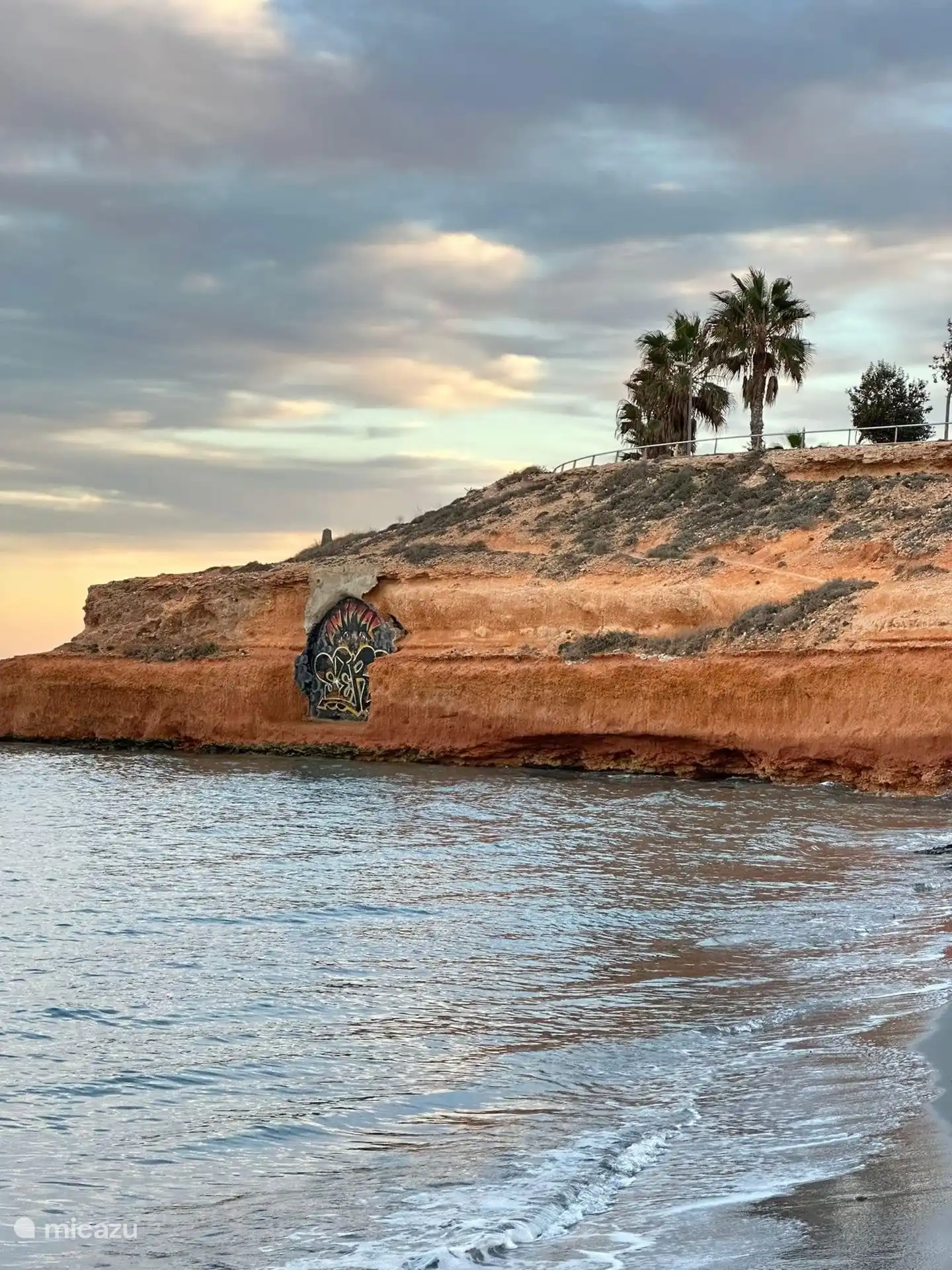 Camina por la playa de Mil Pameras y te encontrarás con todo tipo de cosas