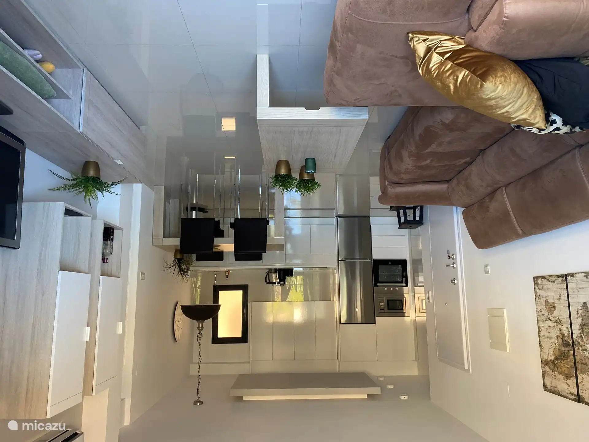 Salón comedor con cocina abierta. Puedes extender la mesa de comedor una parte