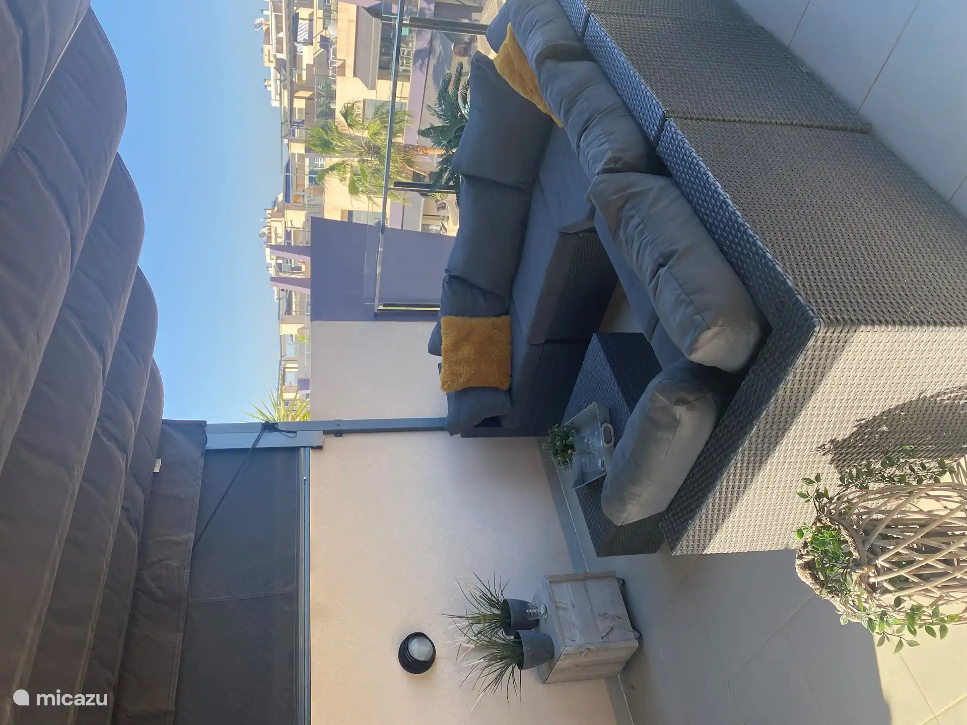 Sofá lounge con vistas al complejo