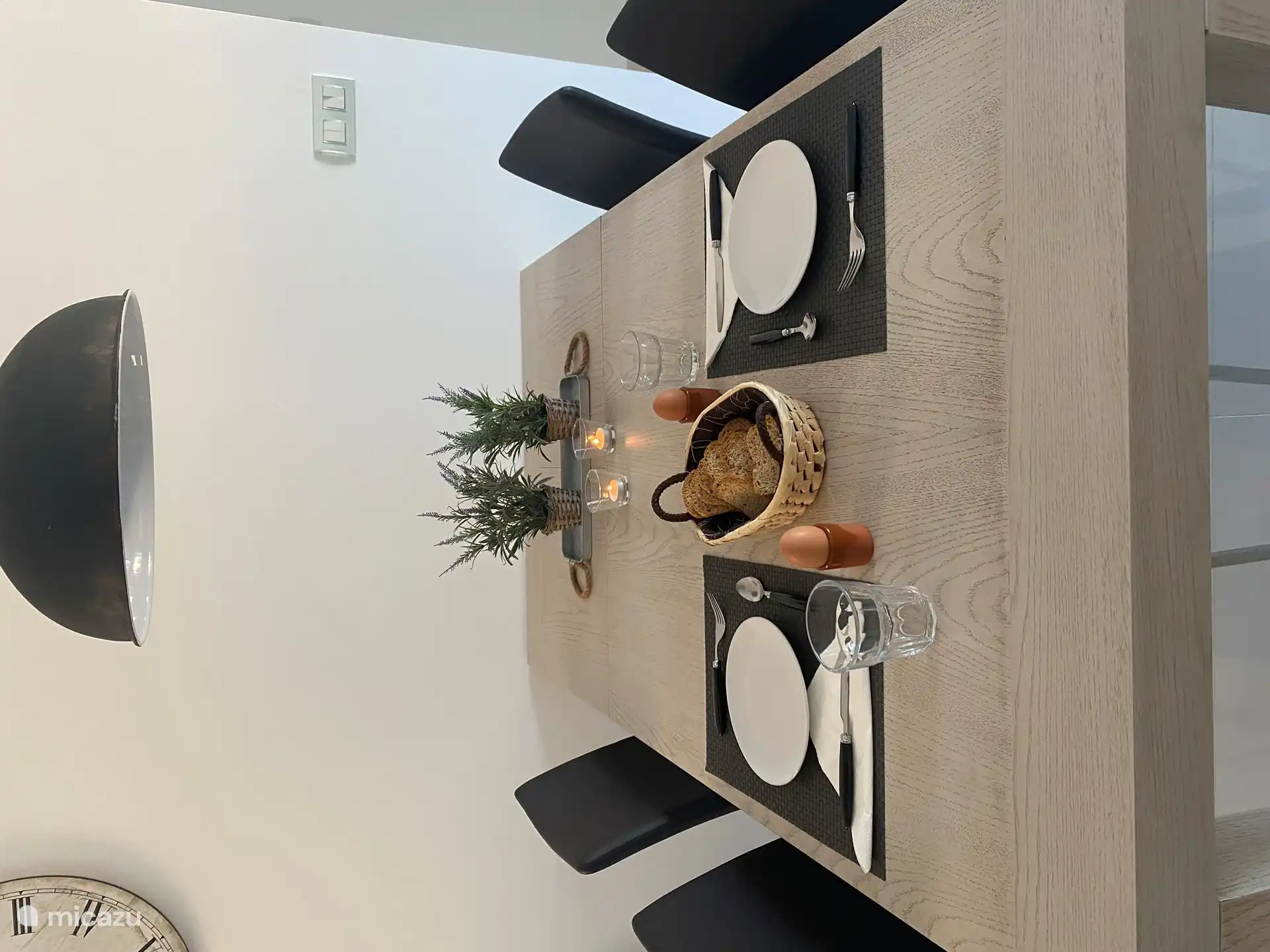 Mesa de comedor. Con una pieza extensible