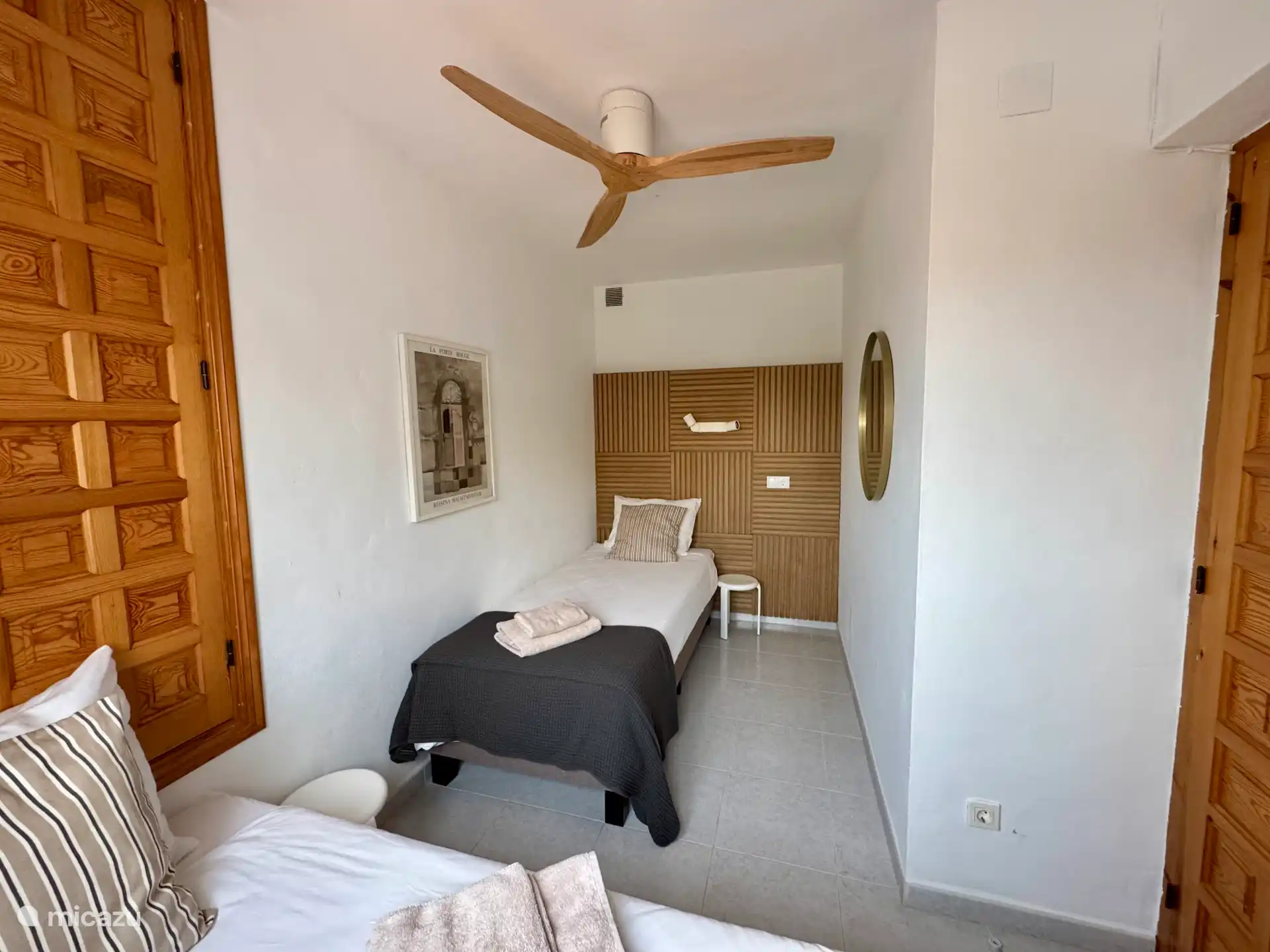 Appartement beneden: 2 x 1 persoonsbed (afmeting 90 cm x 210 cm). Kamer kent ingebouwde kast. 