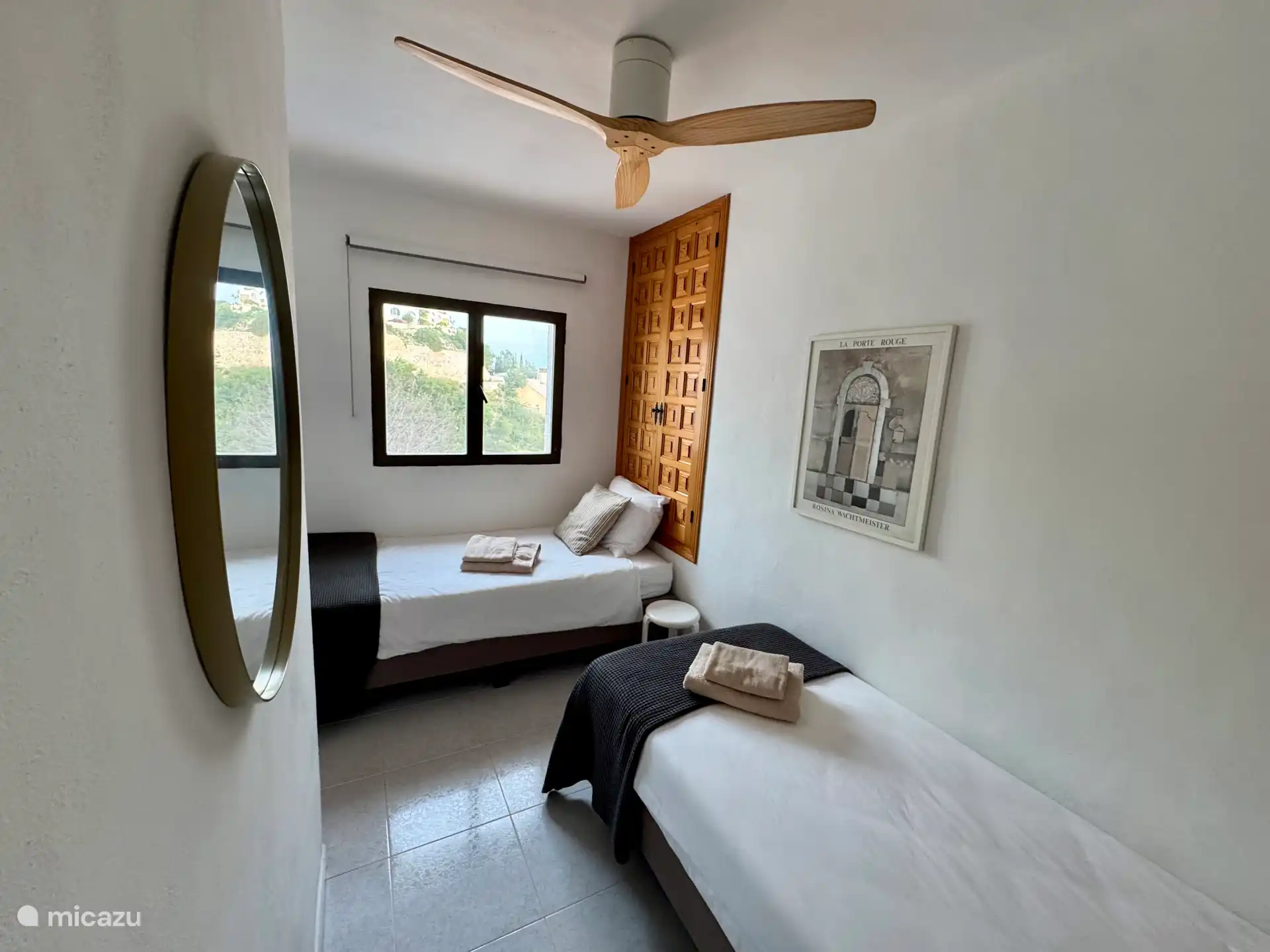 Appartement beneden: 2 x 1 persoonsbed (afmeting 90 cm x 210 cm). Kamer kent ingebouwde kast.  