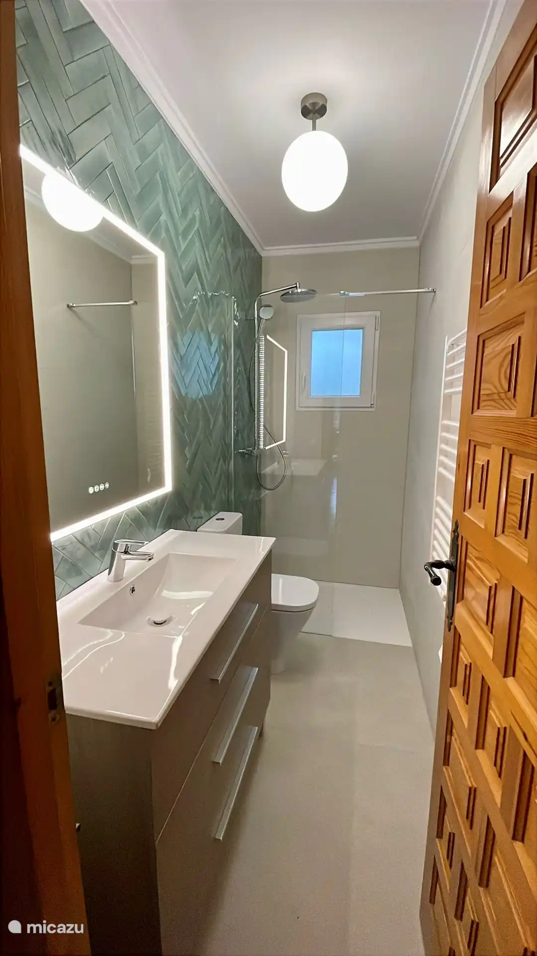 Nouvelle salle de bain moderne entièrement équipée.