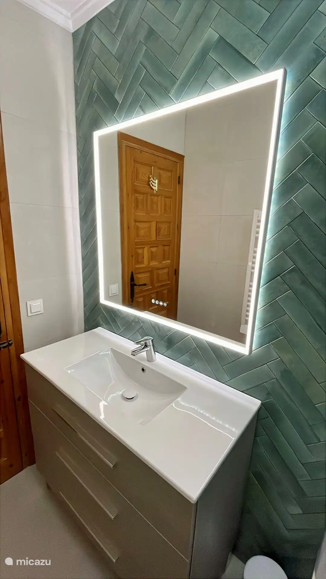 Nouvelle salle de bain moderne entièrement équipée