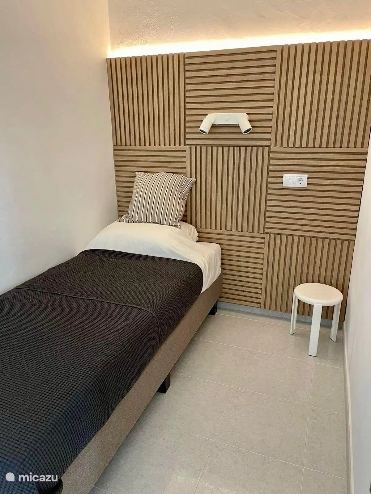 Appartement au rez-de-chaussée : 2 x lit simple (taille 90 cm x 210 cm). La chambre a un placard intégré. 