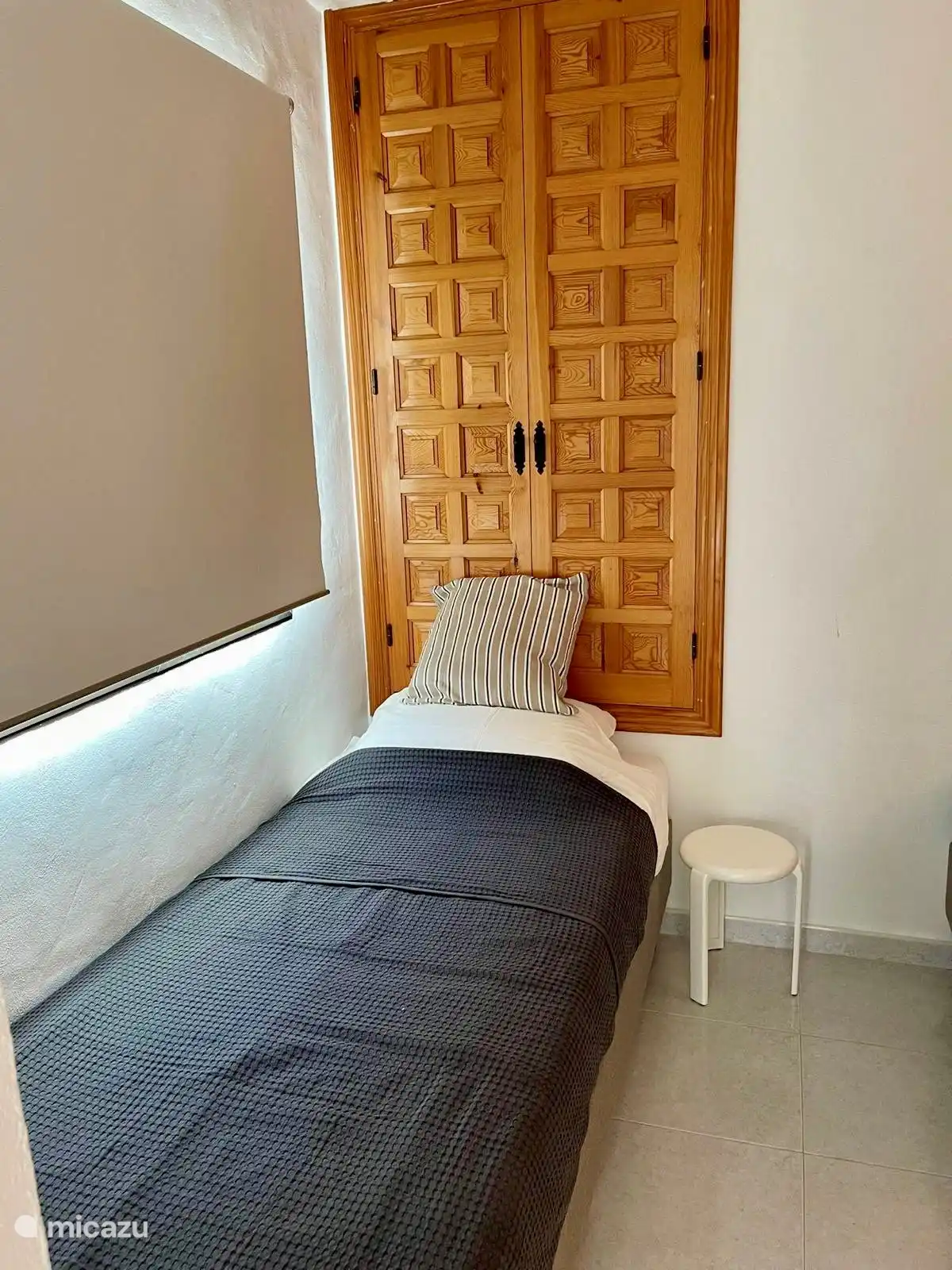 Appartement au rez-de-chaussée : 2 x lit simple (taille 90 cm x 210 cm). La chambre a un placard intégré. 