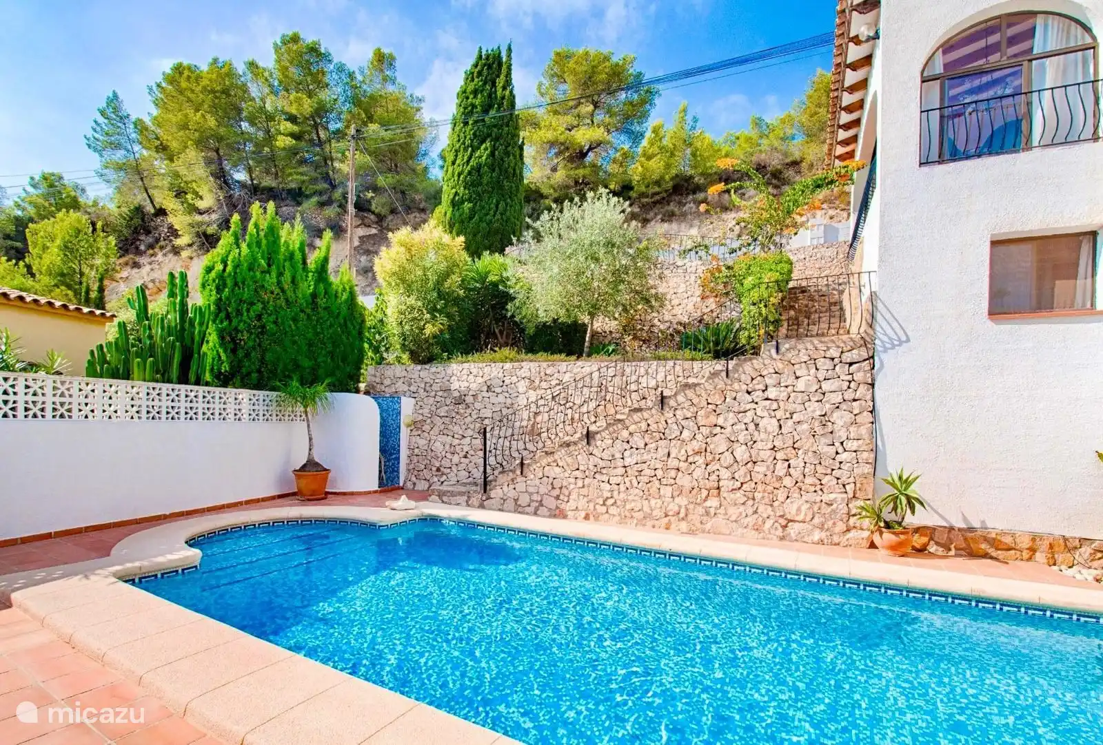 Piscine + douche extérieure
