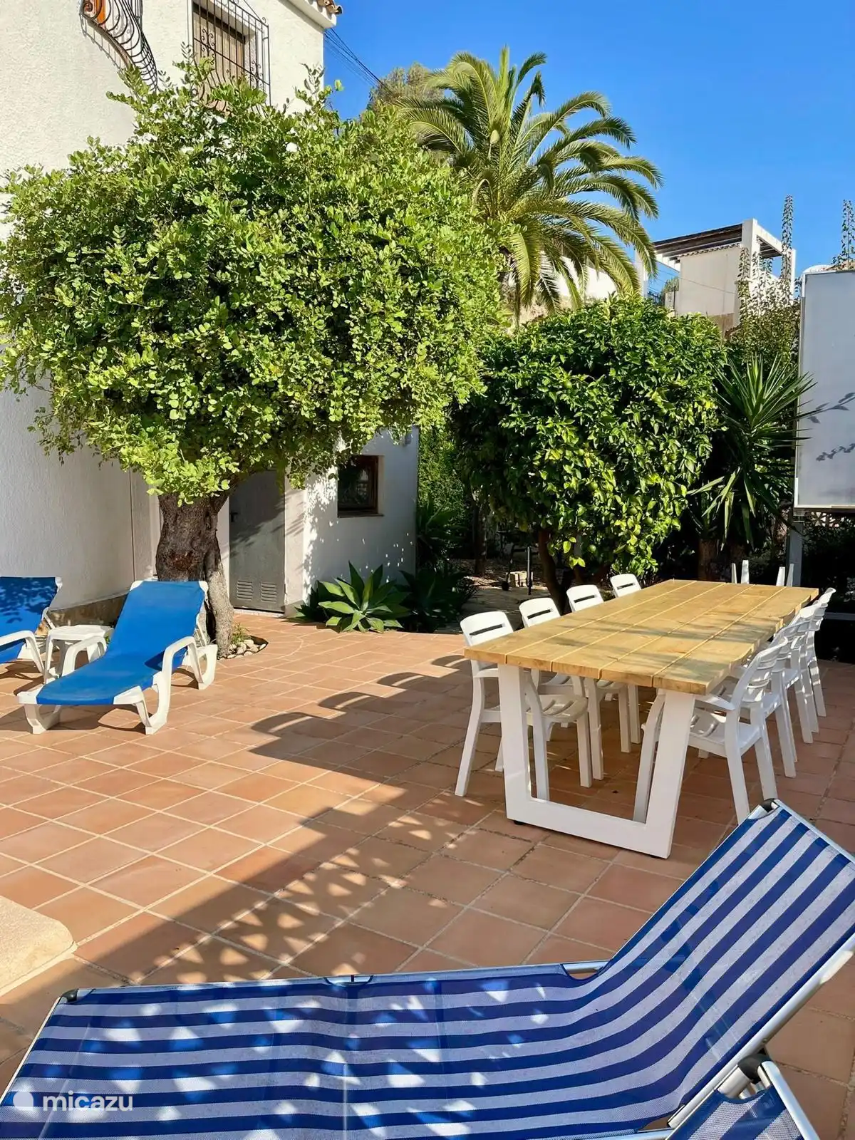 Terrasse au bord de la piscine