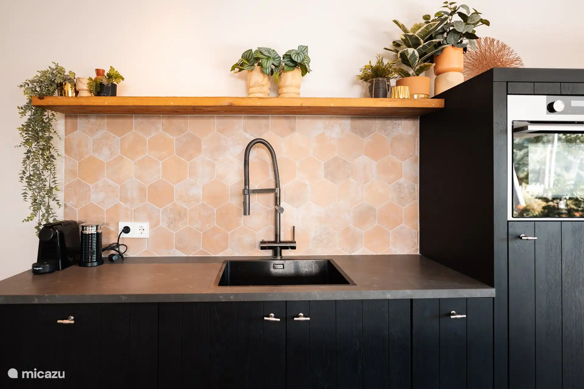 Beautiful open kitchen fully equipped.