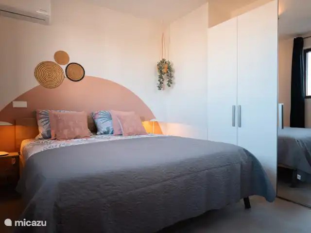 Location de Vacances Curaçao, Curaçao-Centre, Willemstad, appartement - Appartement Mariposa - LUX Chambre climatisée avec un lit double et une grande armoire.