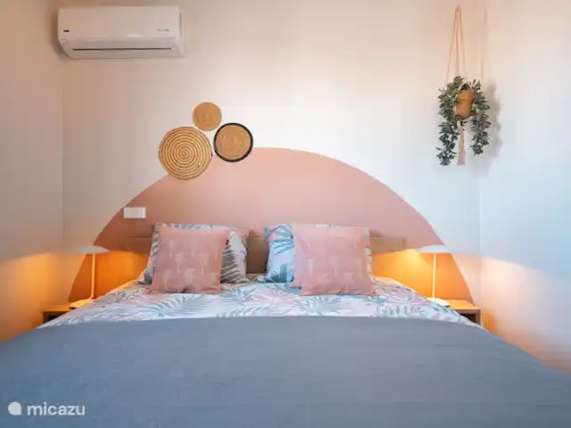 Location de Vacances Curaçao, Curaçao-Centre, Willemstad, appartement - Appartement Mariposa - LUX Chambre climatisée avec un lit double et une grande armoire.
