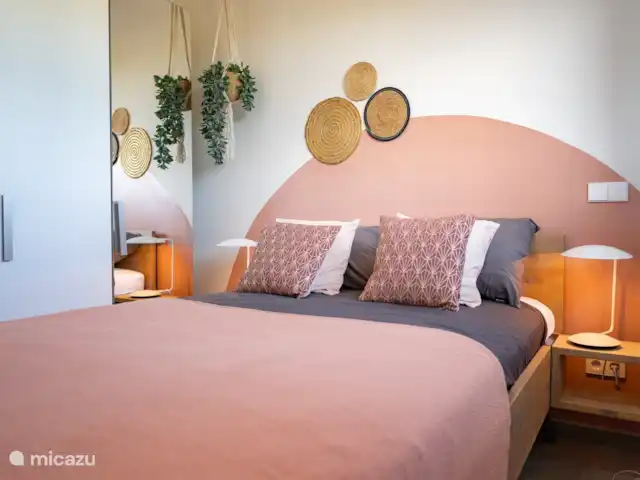 Location de Vacances Curaçao, Curaçao-Centre, Willemstad, appartement - Appartement Mariposa - LUX Chambre climatisée avec un lit double et une grande armoire.