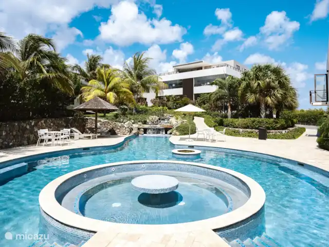 Location de Vacances Curaçao, Curaçao-Centre, Willemstad, appartement - Appartement Mariposa - LUX La poule du deuxième tour. Avec des zones profondes dans lesquelles vous entrez par un escalier dans la piscine. Le cercle du milieu a un plateau et une partie moins profonde sur laquelle vous pouvez également vous asseoir.