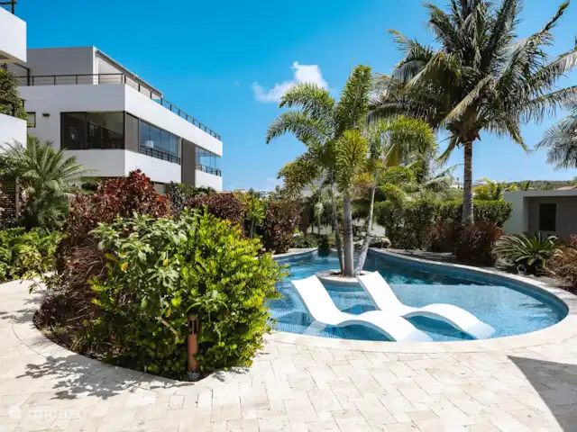 Location de Vacances Curaçao, Curaçao-Centre, Willemstad, appartement - Appartement Mariposa - LUX Les jardins étonnants avec de belles piscines reliées par une cascade.