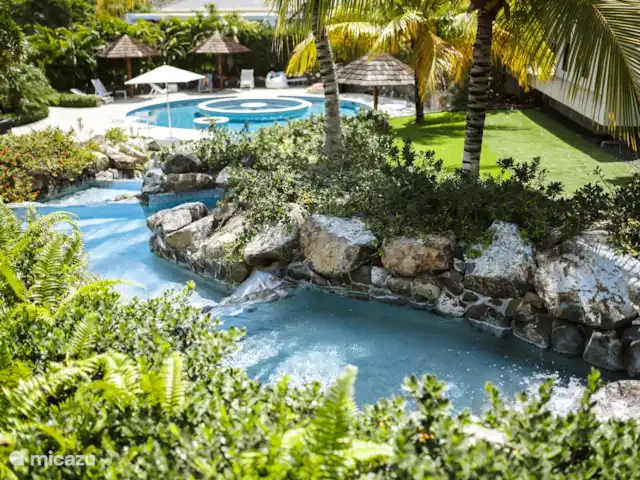 Location de Vacances Curaçao, Curaçao-Centre, Willemstad, appartement - Appartement Mariposa - LUX Les cascades qui se terminent dans la piscine.