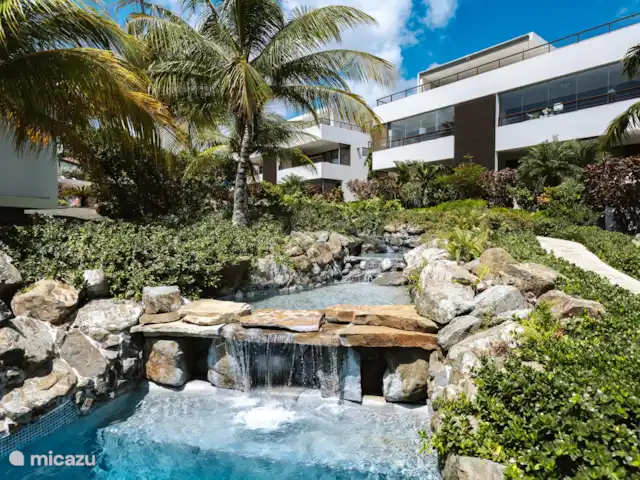 Location de Vacances Curaçao, Curaçao-Centre, Willemstad, appartement - Appartement Mariposa - LUX Cascade au niveau de la piscine principale.