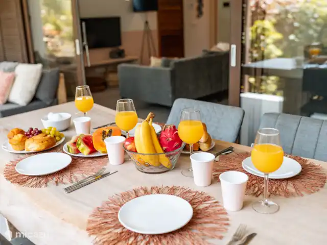 Location de Vacances Curaçao, Curaçao-Centre, Willemstad, appartement - Appartement Mariposa - LUX La grande table à manger à l’extérieur sur la terrasse.