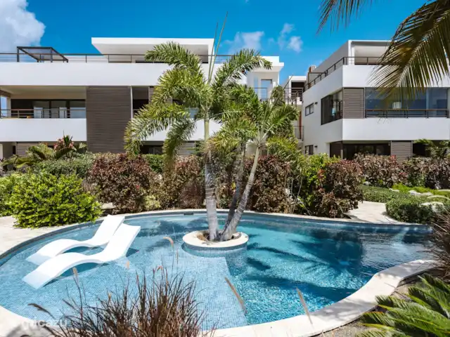 Location de Vacances Curaçao, Curaçao-Centre, Willemstad, appartement - Appartement Mariposa - LUX L’une des 2 piscines circulaires. Cette piscine a une extrémité peu profonde qui se transforme ensuite en une partie profonde.