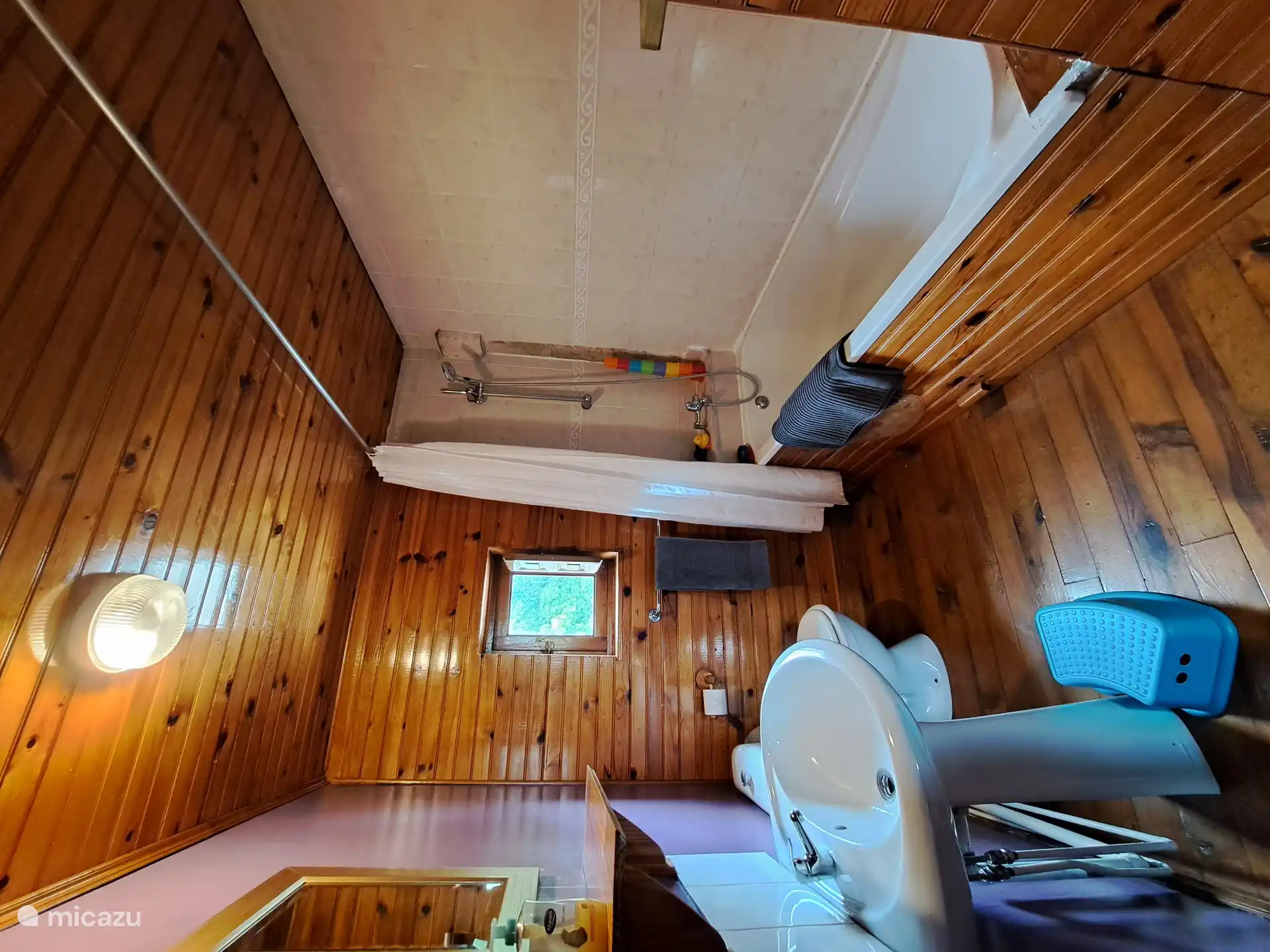 Badezimmer mit Dusche über der Badewanne