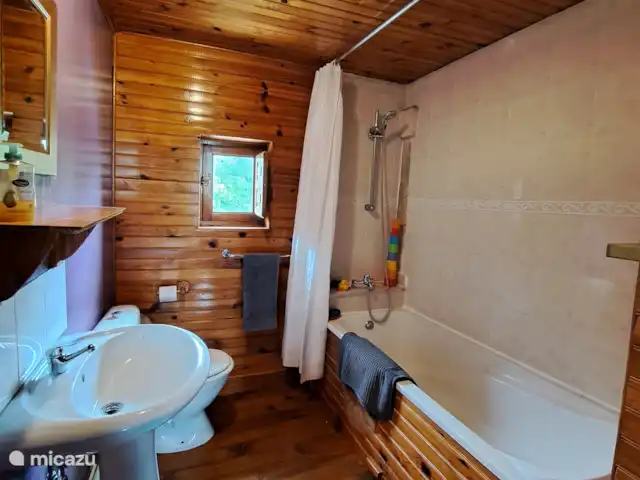 Location de Vacances France, Charente-Maritime, Saint-Pierre-de-Juillers, gîte / cottage - 'Papillon' La Grange du Moulin Salle de bain avec douche sur baignoire