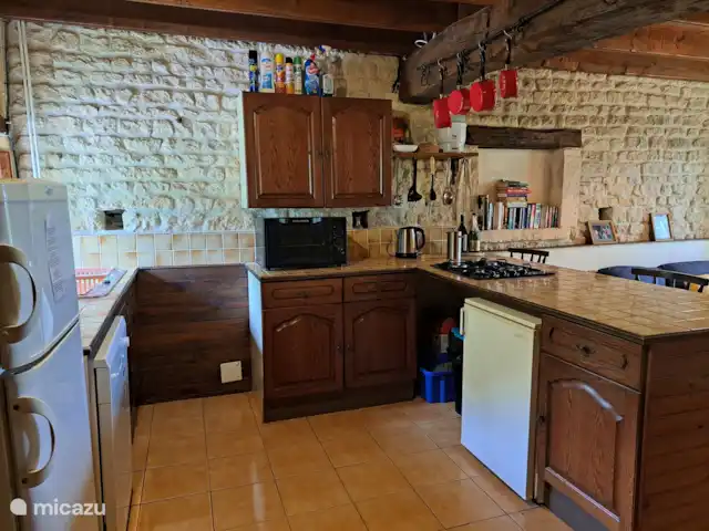 Location de Vacances France, Charente-Maritime, Saint-Pierre-de-Juillers, gîte / cottage - 'Papillon' La Grange du Moulin La cuisine est équipée d’un lave-vaisselle, d’une plaque de cuisson à gaz 4 feux, d’un four/grill électrique, d’un réfrigérateur/congélateur et d’un micro-ondes