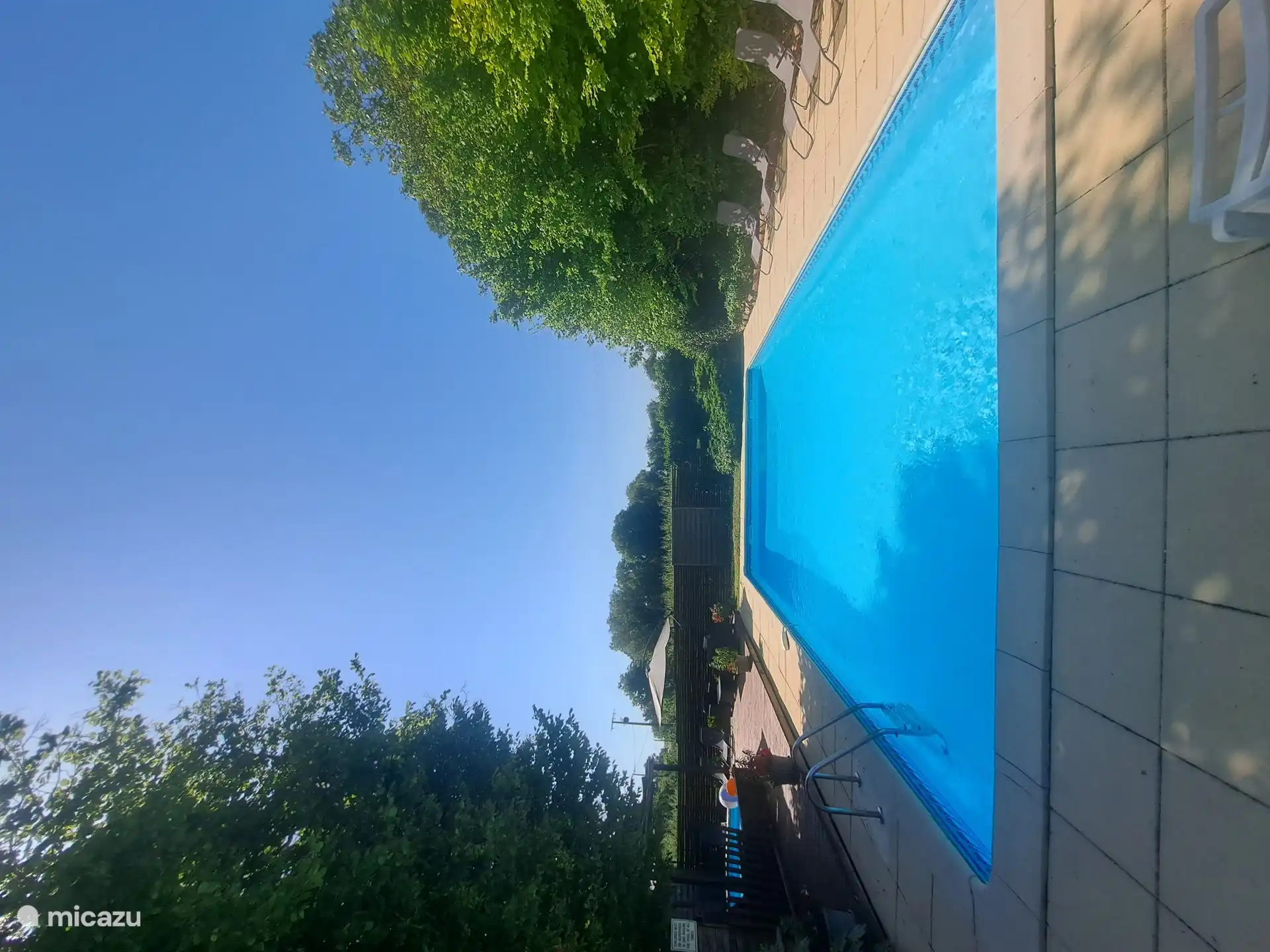 Beheiztes Schwimmbad, sicher eingezäunt